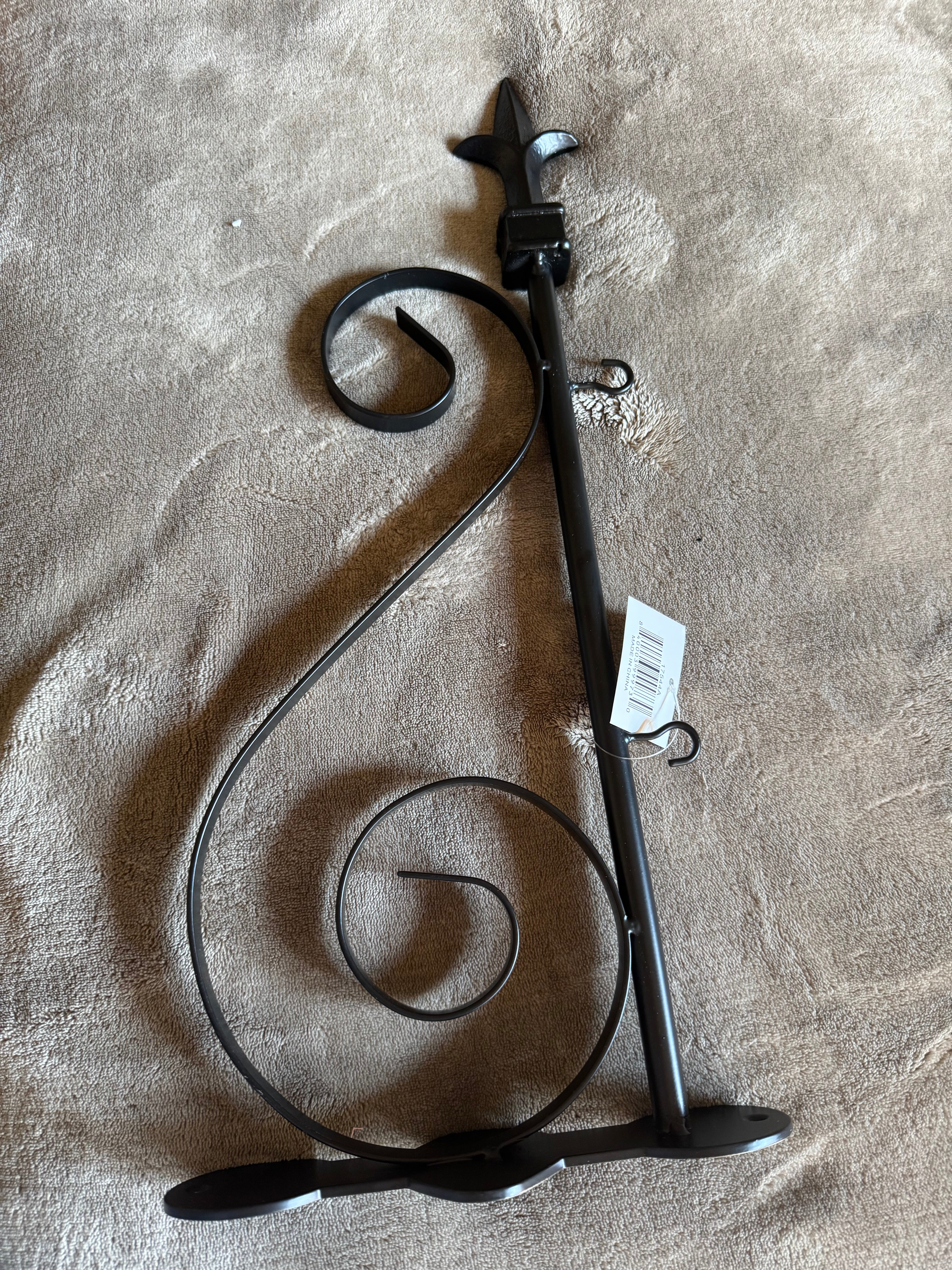 Mounted Flag Hanger with Scroll